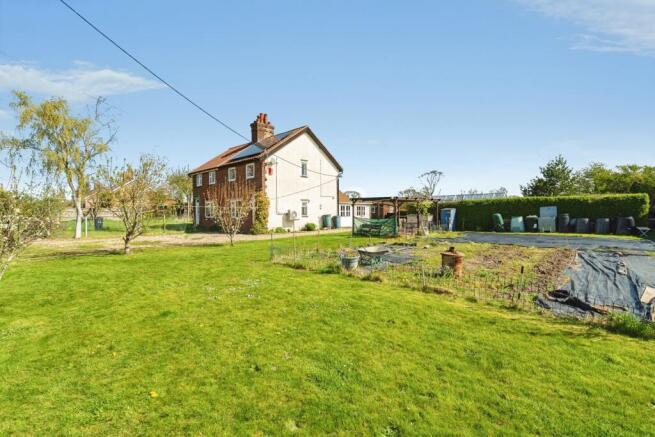 2 bed property, in Threehammer Common, £285,000
