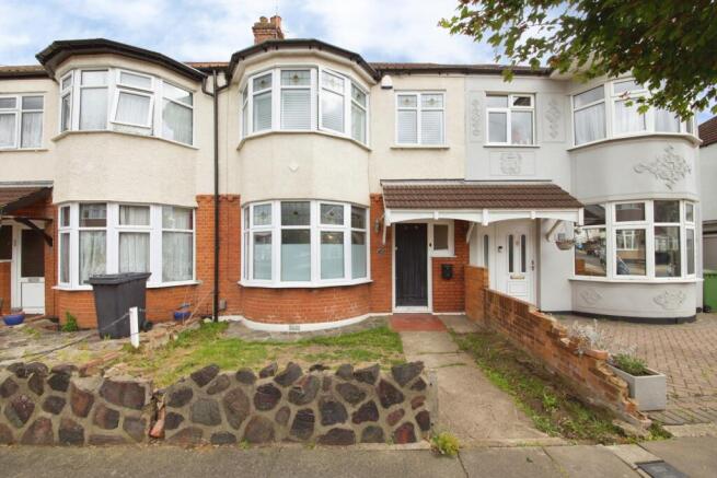 3 bed property, in Parkside Avenue, £450,000