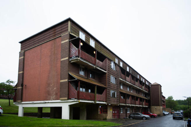 2 bed property, in Braehead Road, £43,000