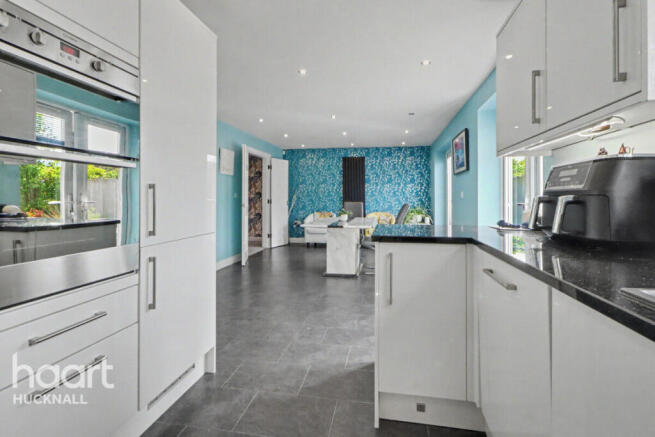 5 bed property, in Longue Drive, £450,000