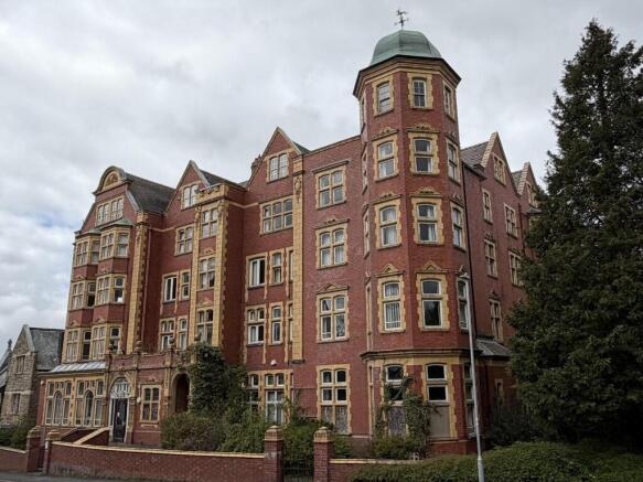 30 bed property, in Ye Wells Hotel, £900,000
