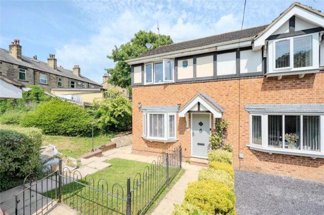 3 bed property, in Earlswood Mead, £300,000