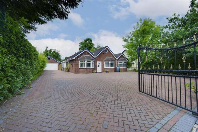4 bed property, in Chelford Road, £725,000