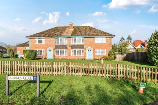 2 bed property, in Kings Close, £325,000