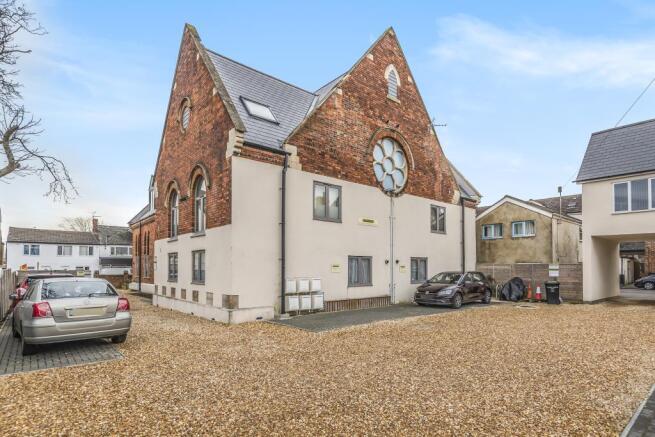 2 bed property, in Cricklade Road, £145,000