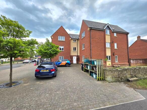 1 bed property, in Griffen Road, £135,000