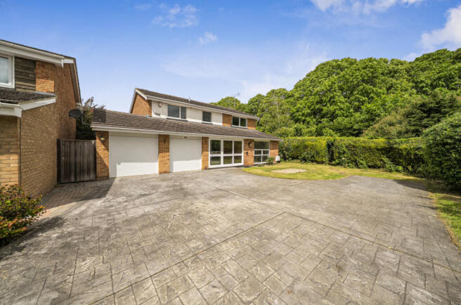 5 bed property, in Fairlawn, £625,000