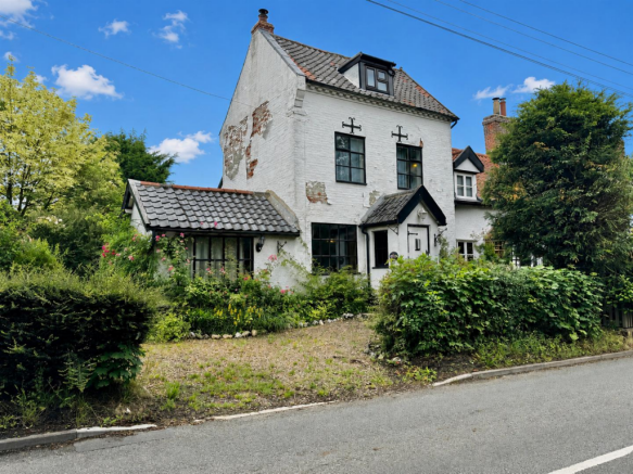 2 bed property, in Harleston Road, £245,000