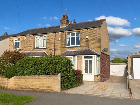 2 bed property, in Woodhouse Lane, £245,000