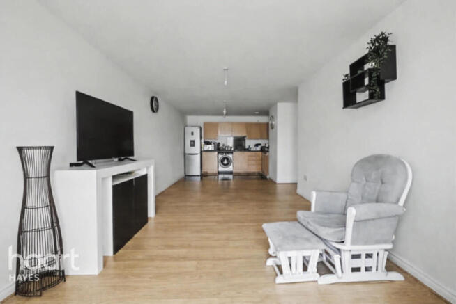 2 bed property, in Varcoe Gardens, £300,000
