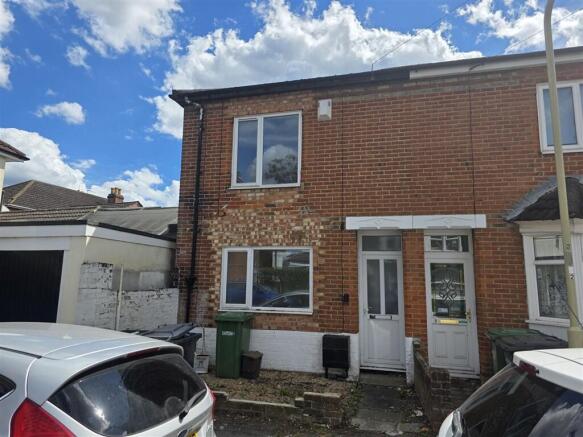 2 bed property, in Grantham Road, £180,000