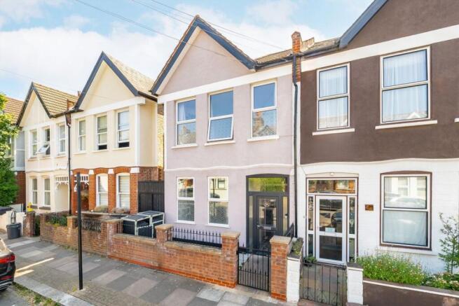 5 bed property, in Pendle Road, £1,165,000