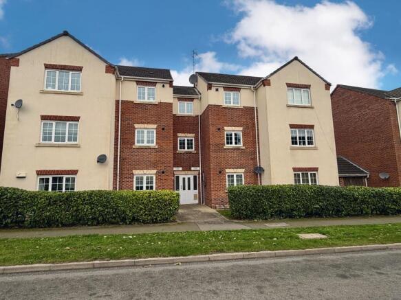 2 bed property, in Kings Walk, £100,000