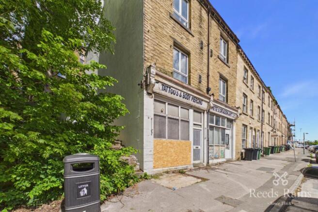 3 bed property, in Manchester Road, £160,000