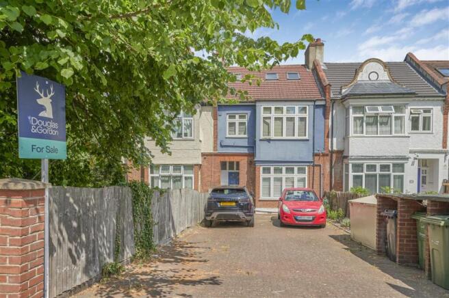 1 bed property, in Ashurst Gardens, £340,000