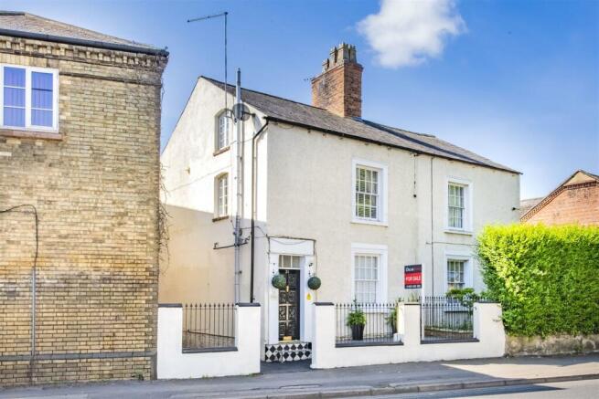 2 bed property, in Oxford Street, £225,000