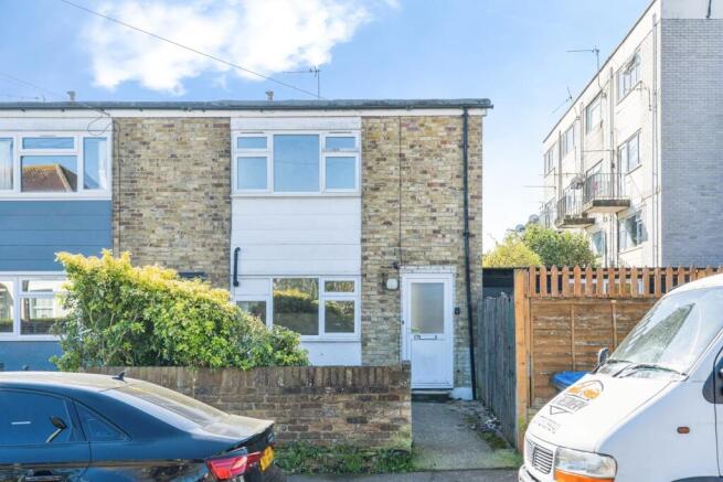 2 bed property, in Prairie Road, £320,000