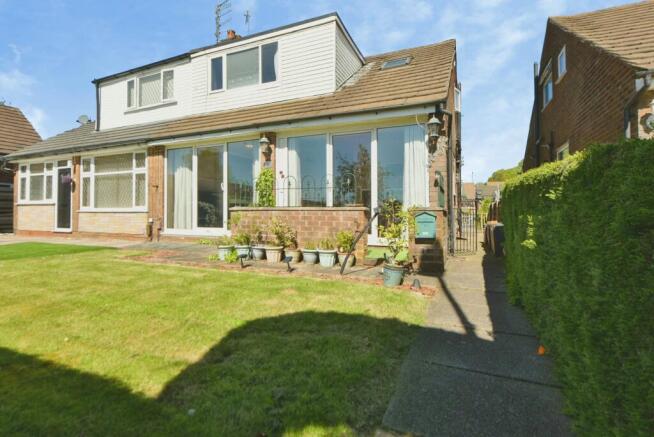 4 bed property, in Queensgate Drive, £265,000