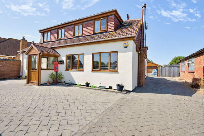 4 bed property, in Sandy Point, £825,000
