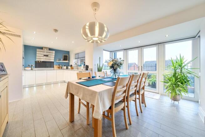 4 bed property, in Portsea View, £800,000