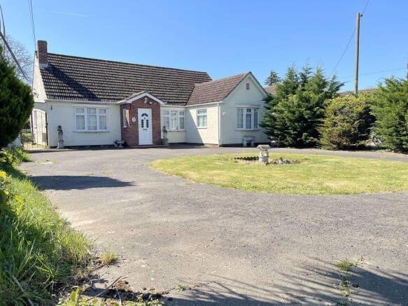 3 bed property, in Point Clear Road, £395,000