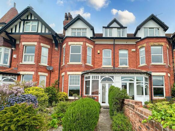 5 bed property, in Victoria Drive, £850,000