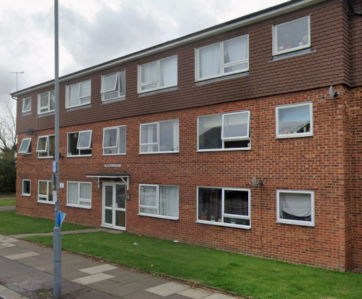 1 bed property, in Dryden Close, £215,000