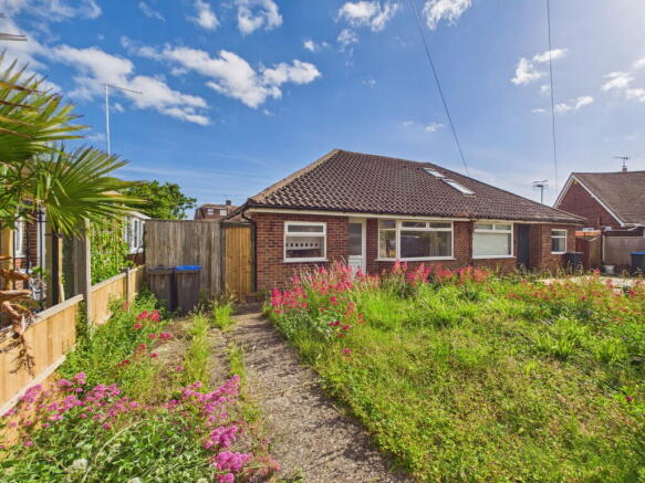 2 bed property, in Stone Close, £325,000