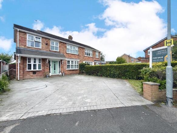 4 bed property, in Muker Grove, £270,000