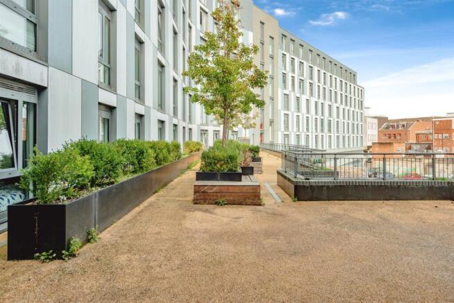 1 bed property, in Queensway, £140,000