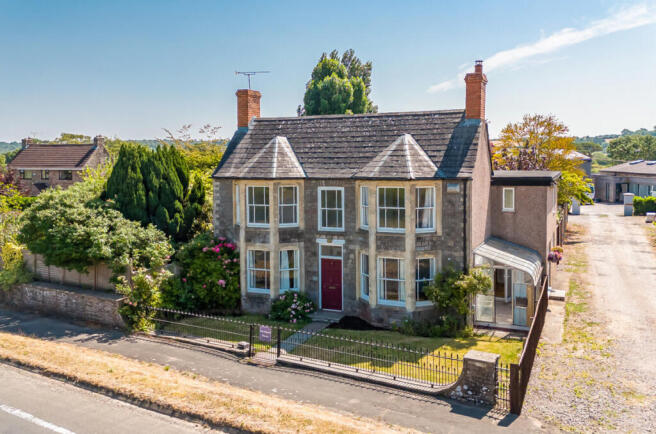 5 bed property, in Whitfield, £650,000