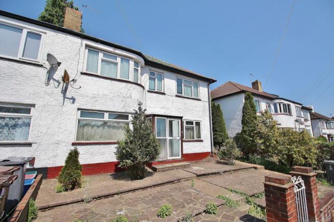 2 bed property, in Hexham Gardens, £290,000