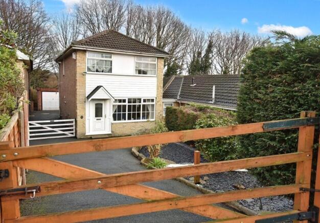 3 bed property, in Woodhall Drive, £310,000
