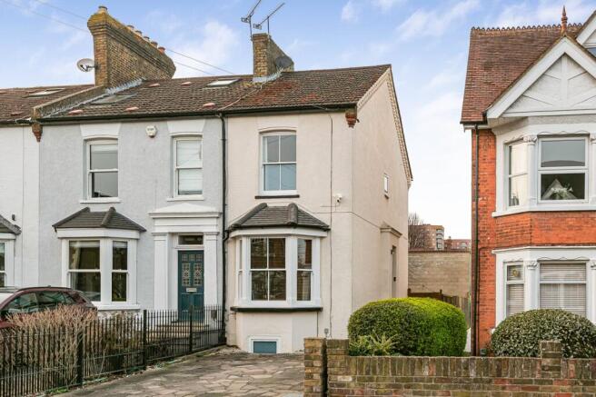 2 bed property, in Gresham Road, £450,000