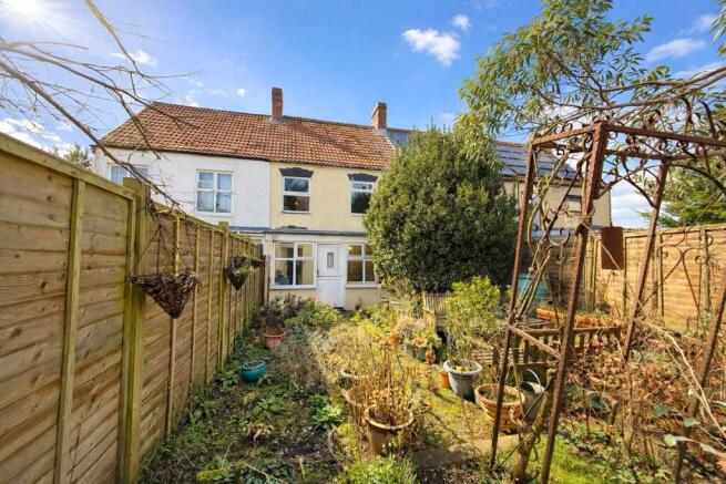 3 bed property, in Poples Bow, £200,000