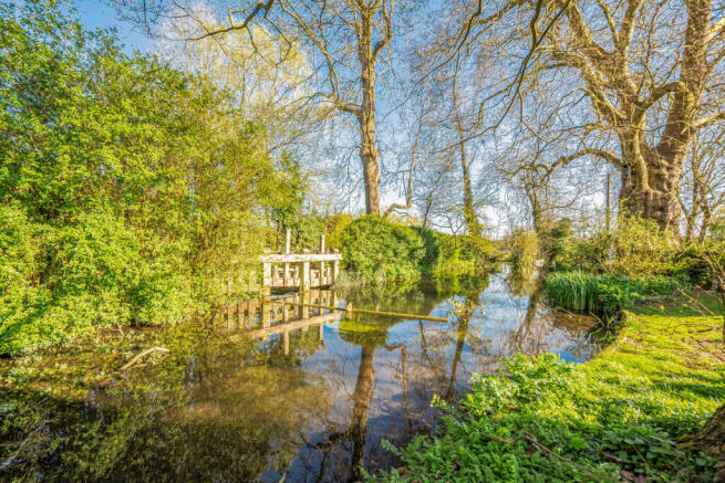 4 bed property, in Tidmarsh, £950,000
