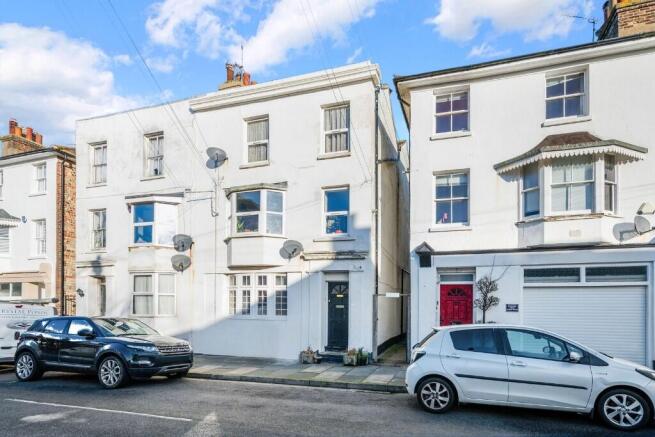 1 bed property, in Western Road, £125,000
