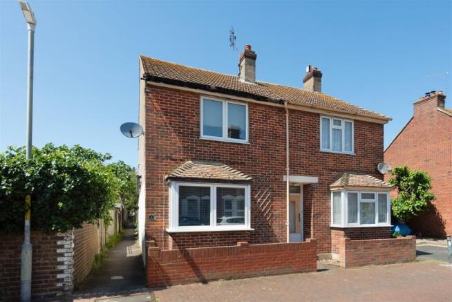 3 bed property, in Warwick Road, £375,000