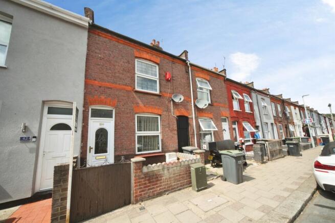 3 bed property, in Oak Road, £270,000