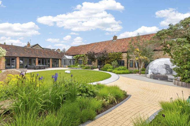 3 bed property, in The Orchard, £1,000,000
