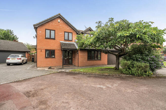 4 bed property, in Red House Close, £750,000