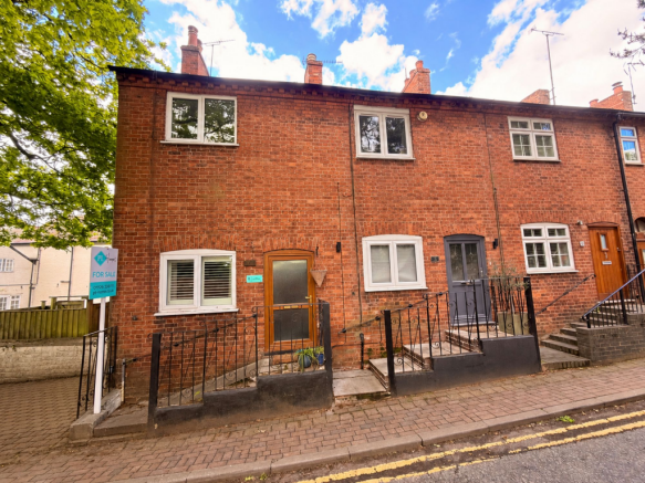 2 bed property, in Fieldgate Lane, £275,000