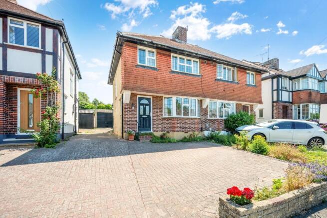 3 bed property, in Parklawn Avenue, £575,000