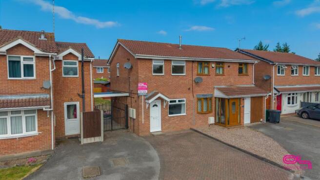 2 bed property, in Rosecroft Gardens, £170,000