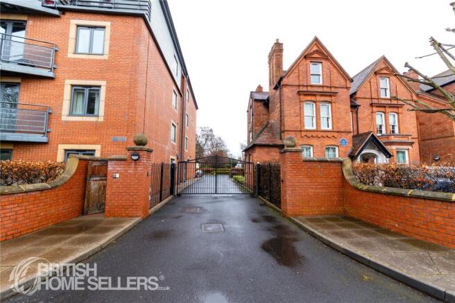 2 bed property, in Manor Road, £150,000