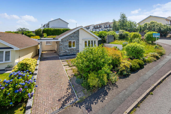 2 bed property, in Beckets Road, £375,000