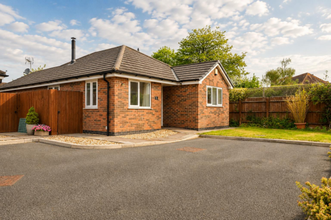 3 bed property, in Hind Close, £330,000