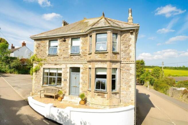 5 bed property, in Pendower Road, £625,000