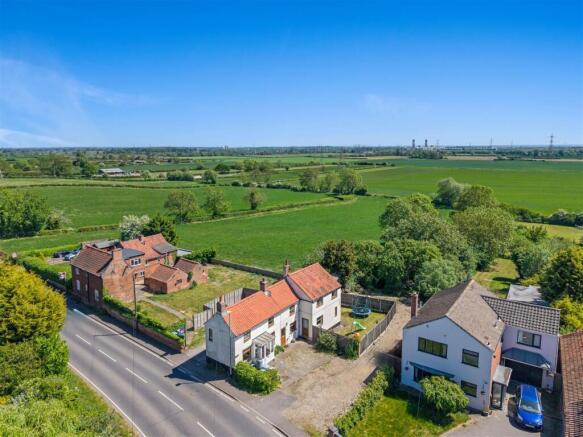 3 bed property, in Main Street, £430,000