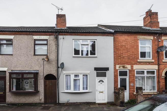 2 bed property, in George Street, £100,000